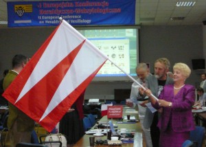 Prezentacja dobrej flagi Polskiego Tow. Weksylologicznego przez p. Irenę Nowak
