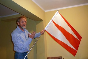 Prezentacja egzemplarza dobrej flagi Polskiego Tow. Weksylologicznego
