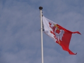Flaga Wielka Powiatu Łęczyckiego podniesiona nad siedzibą Starostwa