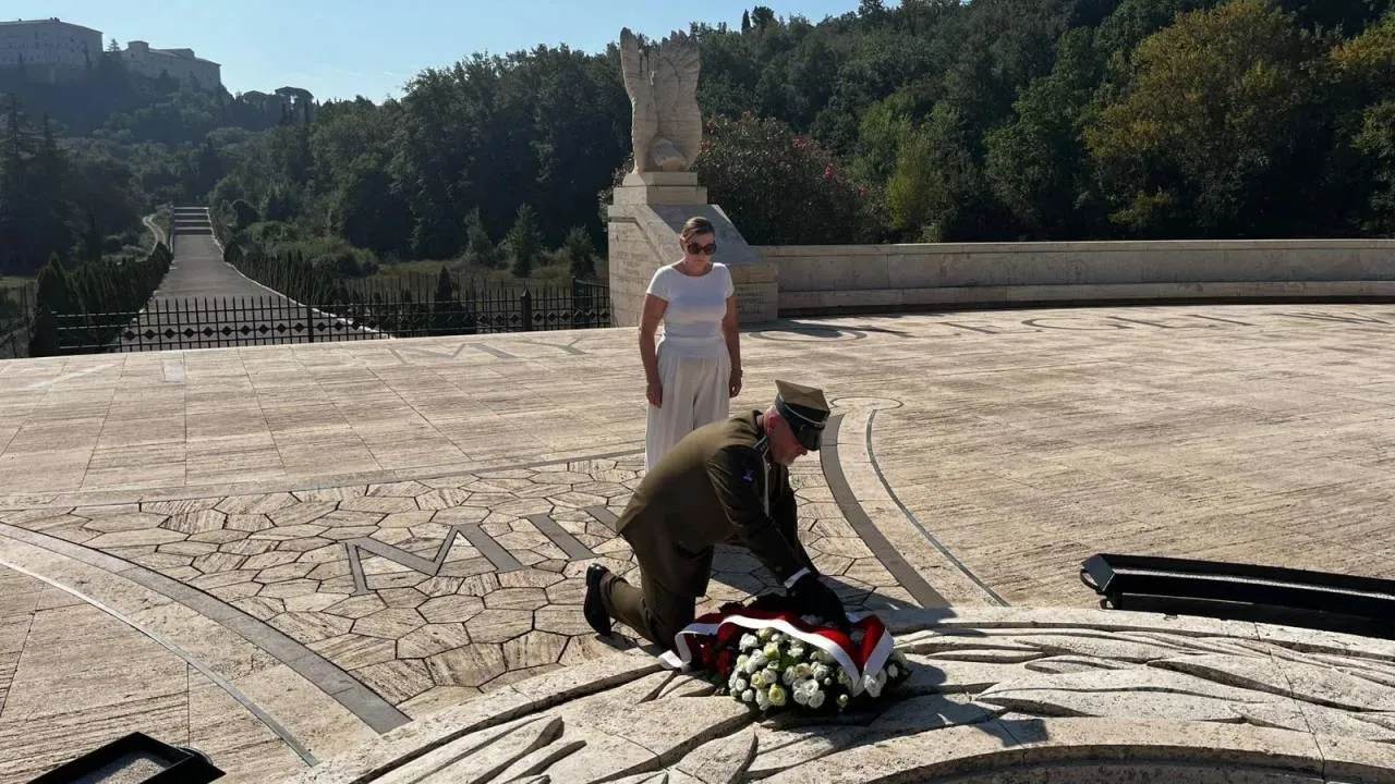W sobotę poinformowaliśmy, że polska misja we Włoszech nie uhonorowała polskich żołnierzy odpoczywających na cmentarzu wojennym pod Monte Cassino z wieńcem lub świecą w dniu sił zbrojnych.
