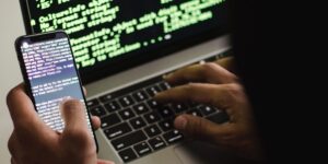 Uwaga! Hakerzy naruszają usługę, z której często korzystają Polacy. Dane paszportowe wśród informacji potencjalnie skradzionych