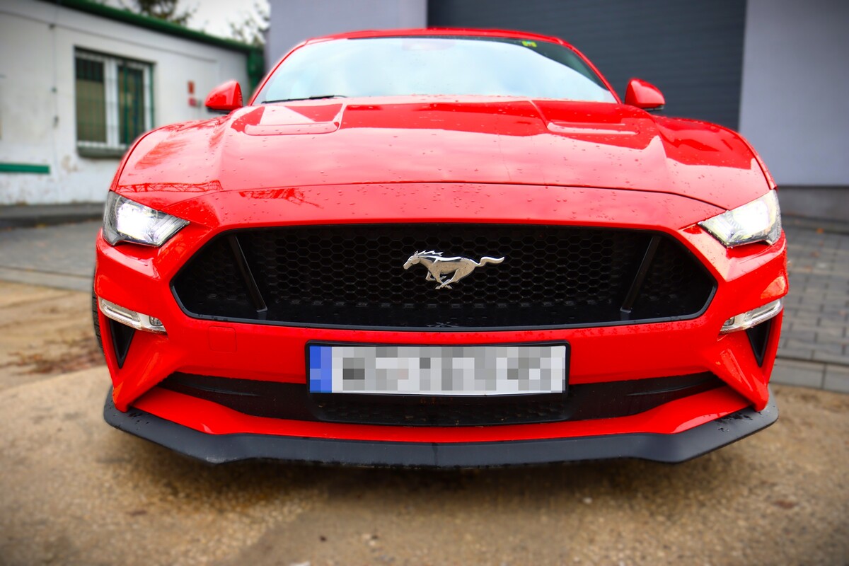 Ośmioletni Ford Mustang wyposażony jest w 5,0-litrowy silnik V8 o mocy 450 KM (331 kW). Według producenta przyspiesza od 0 do 100 km/h w niecałe 5 sekund, a prędkość maksymalna wynosi 249 km/h.