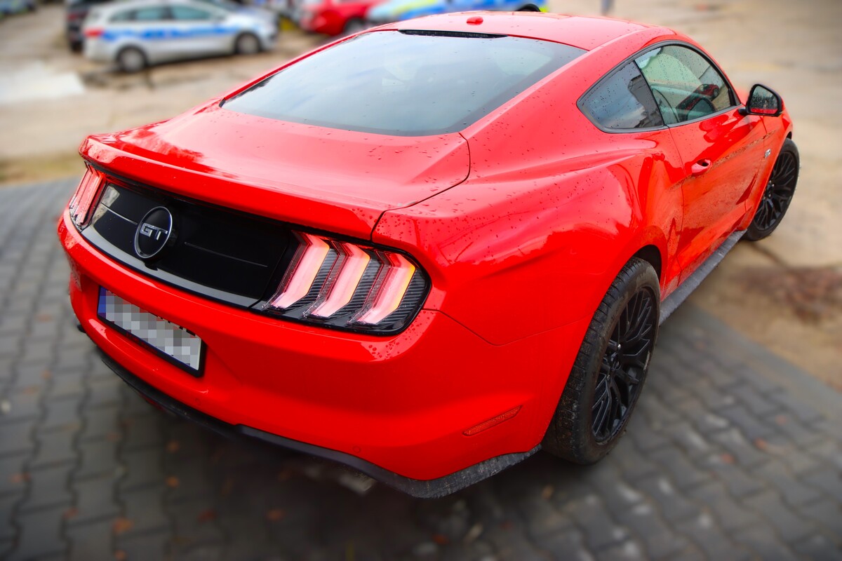 Ośmioletni Ford Mustang wyposażony jest w 5,0-litrowy silnik V8 o mocy 450 KM (331 kW). Według producenta przyspiesza od 0 do 100 km/h w niecałe 5 sekund, a prędkość maksymalna wynosi 249 km/h.