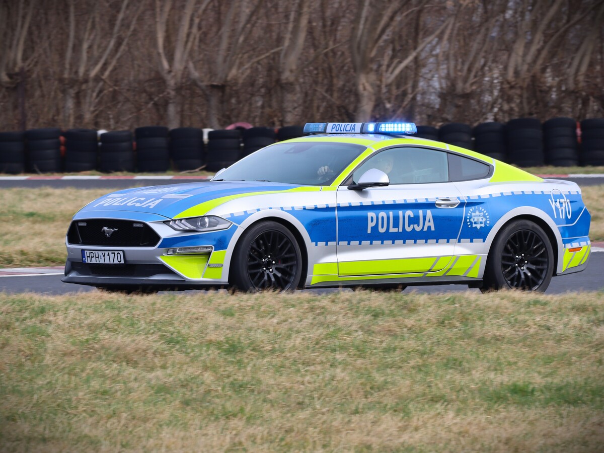 Ośmioletni Ford Mustang wyposażony jest w 5,0-litrowy silnik V8 o mocy 450 KM (331 kW). Według producenta przyspiesza od 0 do 100 km/h w niecałe 5 sekund, a prędkość maksymalna wynosi 249 km/h.