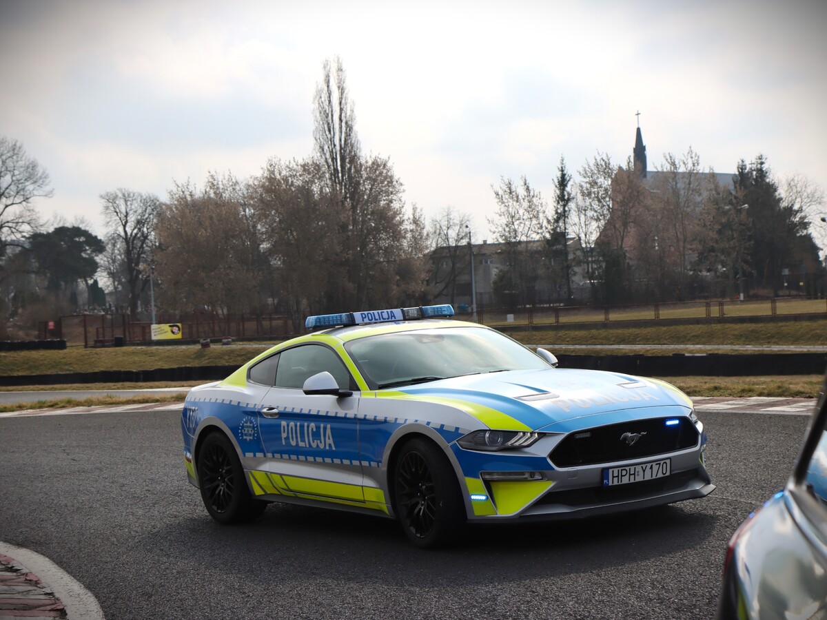 Ośmioletni Ford Mustang wyposażony jest w 5,0-litrowy silnik V8 o mocy 450 KM (331 kW). Według producenta przyspiesza od 0 do 100 km/h w niecałe 5 sekund, a prędkość maksymalna wynosi 249 km/h.