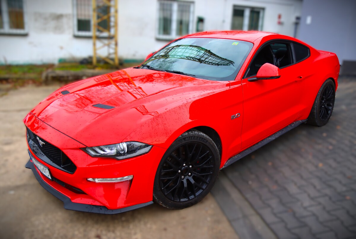 Ośmioletni Ford Mustang wyposażony jest w 5,0-litrowy silnik V8 o mocy 450 KM (331 kW). Według producenta przyspiesza od 0 do 100 km/h w niecałe 5 sekund, a prędkość maksymalna wynosi 249 km/h.