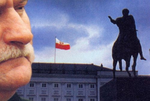 Flaga z godłem RP nad Belwederem podczas Prezydentury L. Wałęsy [6]