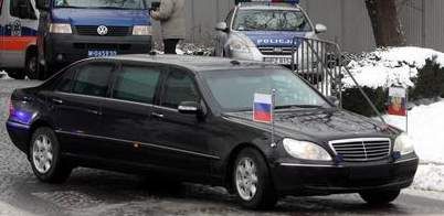 Oflagowanie limuzyny Prezydenta Federacji Rosyjskiej Miedwiediewa podczas oficjalnej wizyty w Polsce w grudniu 2010 r.