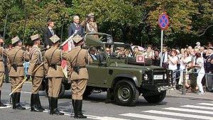 Proporzec Prezydenta Rzeczypospolitej na samochodzie Land Rover w formie usztywnionego proporczyka