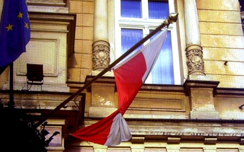 Hotel Royal w Krakowie – flaga przywiązana do drzewca sznurkiem !