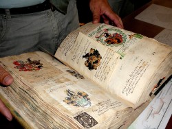 Stare księgi herbowe prezentowane na wystawie w Archiwum Ziemskim w Opawie.