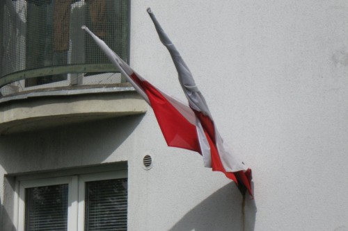 Wyjątkowo niechlujna ekspozycja biało-czerwonych flag Rzeczypospolitej na siedzibie instytucji państwowej