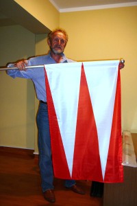 Zbigniew Kordula prezentuje flagę PTW