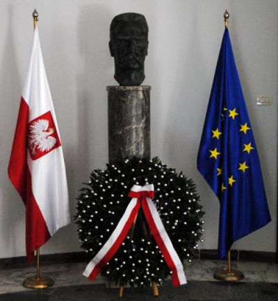 Ekspozycja flag wykonanych w artystycznym hafcie przez Wojciecha Szczerbę