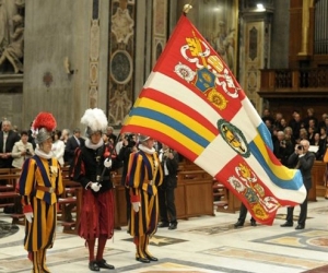 Sztandar Gwardii Szwajcarskiej podczas pontyfikatu Papieża Franciszka