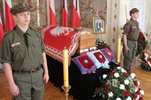 Trumna z doczesnymi szczątkami Prezydenta Rzeczypospolitej na uchodźstwie wystawiona w Belwederze