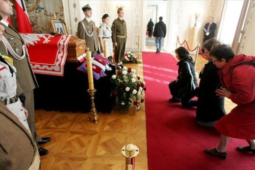 Trumna z doczesnymi szczątkami Prezydenta Rzeczypospolitej na uchodźstwie wystawiona w Belwederze