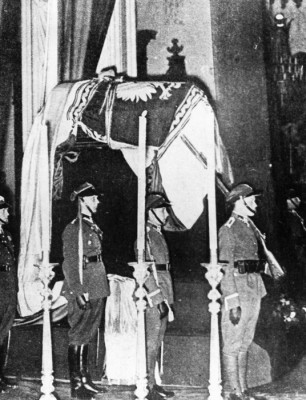 Trumna ze zwłokami marszałka Józefa Piłsudskiego okryta Chorągwią Rzeczypospolitej