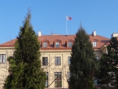 Flaga Wielka Powiatu Łęczyckiego podniesiona nad siedzibą Starostwa