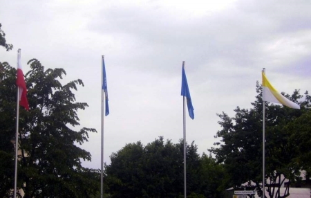 Flagi podniesione w dniu 11 czerwca 2009 na czterech masztach przy łowickim ratuszu.