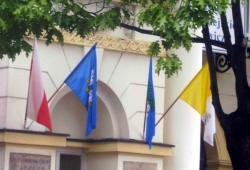 Flagi na ratuszu Miasta Łowicz