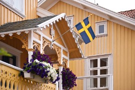 Flaga narodowa Szwecji na prywatnej posesji