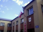 Dzień Flagi 2015 - Urząd Gminy w Zdunach; Wolno powiewająca, czasem oplątana flaga biało-czerwona; Wójt gminy odmówił zakupienia biało-czerwonej w formule „Dobrej Flagi”
